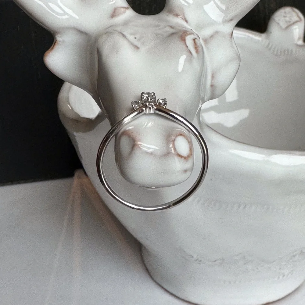 14KWG Diamond Chevron Contour V Ring